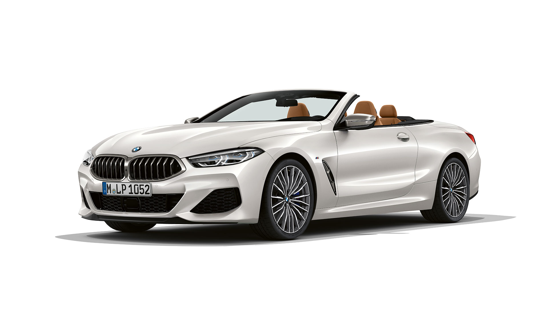 BMW M850i ​​xDrive, metálico blanco mineral, vista frontal de tres cuartos.