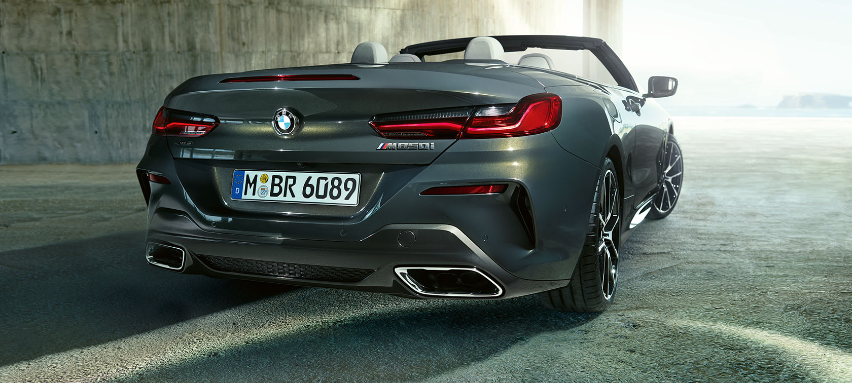 BMW M850i xDrive Gris Dravit metálico, vista trasera de tres cuartos.