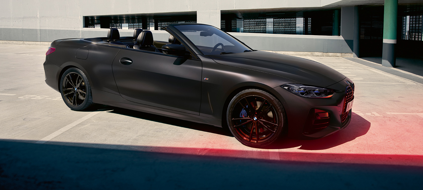 BMW M440i xDrive Cabrio G23 2020 BMW Individual Frozen Deep Grey metalizado, vista de tres cuartos del lateral