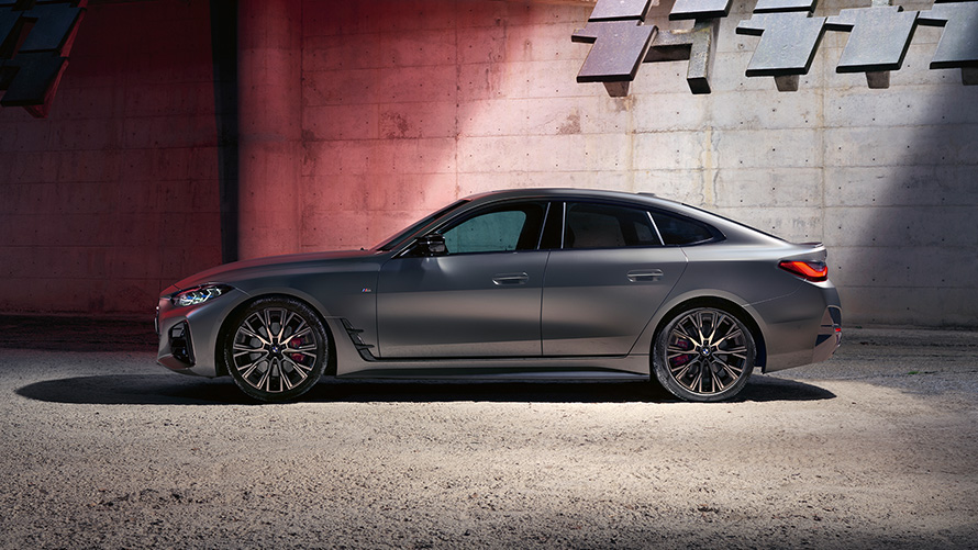 BMW M440i xDrive Gran Coupé G26 2021 Frozen Pure Grey metalizado Vista del lateral delante de una pared