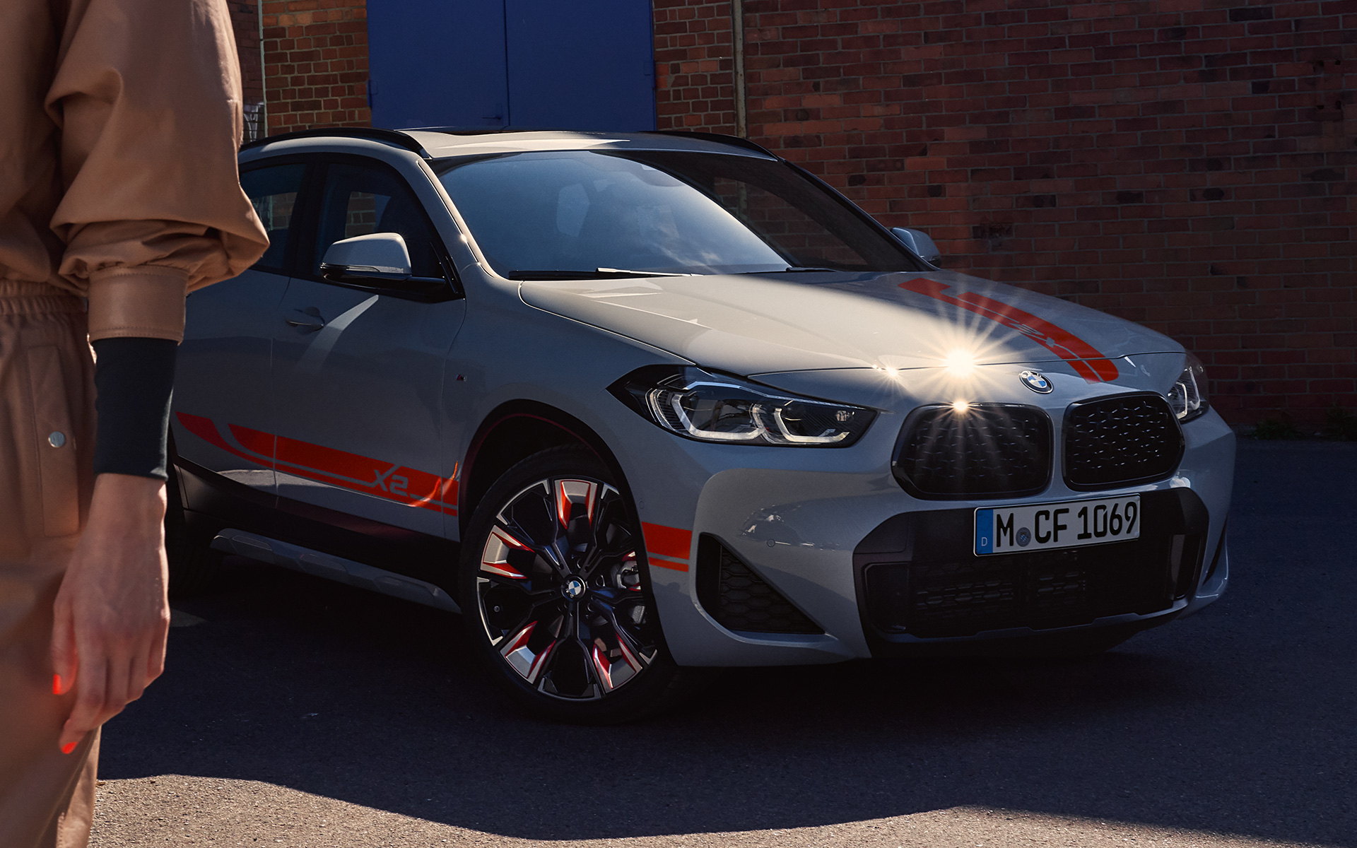 BMW X2 F39 2020 Brooklyn Grey, vista de tres cuartos del frontal, parrilla doble