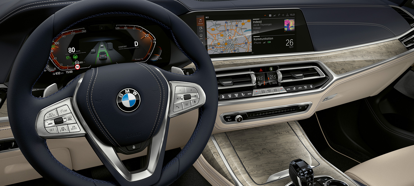 Cabina del BMW X7 con enfoque en el panel de instrumentos y panel del conductor